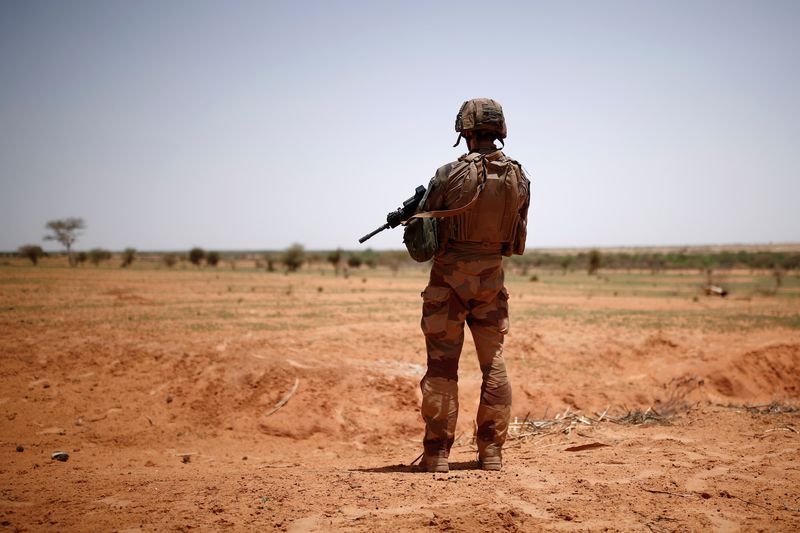 &copy; Reuters. Le gouvernement malien a demandé vendredi à la France de retirer ses troupes du Mali sans délai et sous la supervision des autorités maliennes. /Photo d'archives/REUTERS/Benoit Tessier