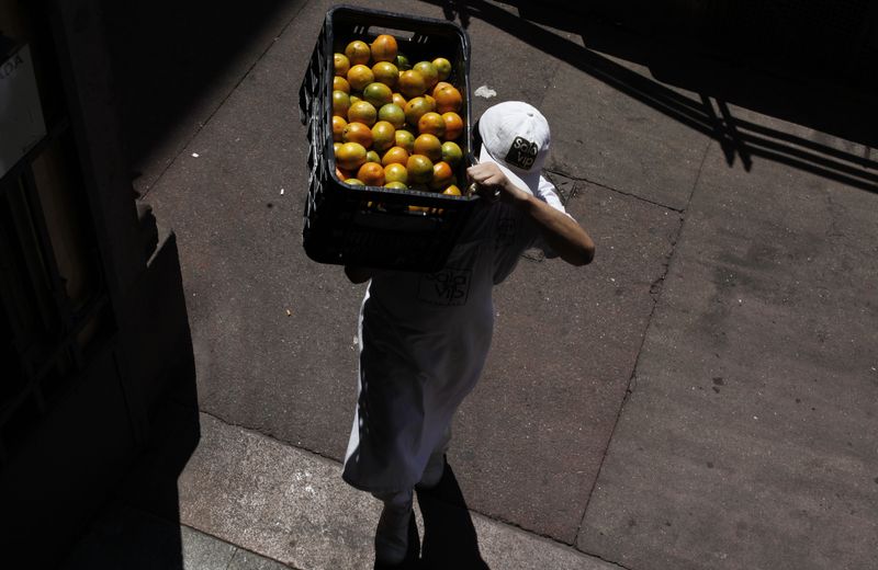 &copy; Reuters. Trabalhador carrega caixa de laranja em São Paulo
4/02/2012
REUTERS/Nacho Doce