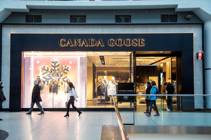 &copy; Reuters. FILE PHOTO: A Canada Goose store in the CF Toronto Eaton Centre shopping mall in Toronto, Ontario, Canada December 13, 2021.  REUTERS/Carlos Osorio/File Photo