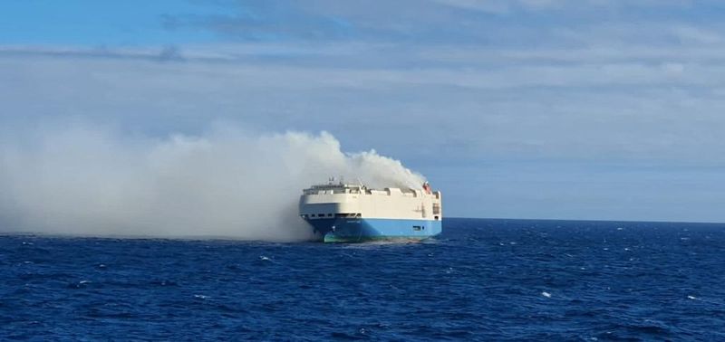 &copy; Reuters. Navio com veículos pega fogo perto dos Açores
17/02/2022
Marinha Portugusa/Divulgação via REUTERS