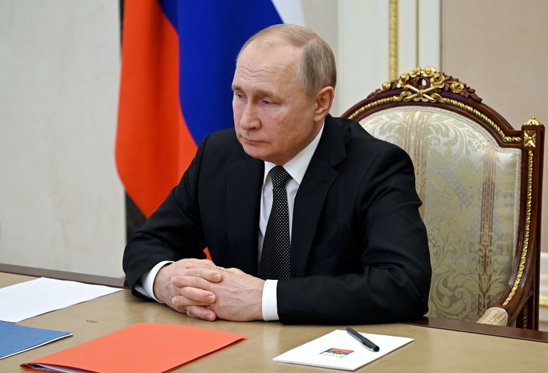 © Reuters. بوتين يرأس اجتماعا عبر الفيديو من مقر إقامته خارج موسكو يوم الجمعة. صورة من ممثل لوكالات الأنباء. 
