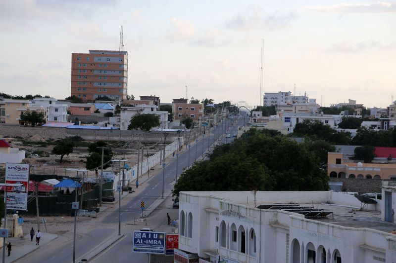 &copy; Reuters. لقطة عامة لأحد شوارع العاصمة الصومالية مقديشو. صورة من أرشيف رويترز.