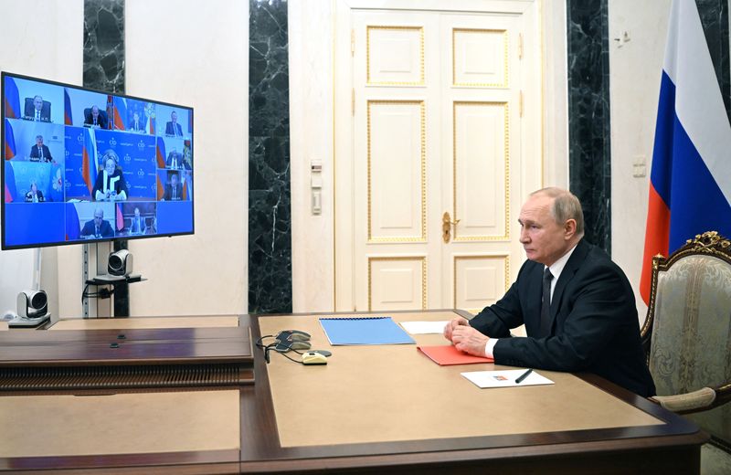 &copy; Reuters. بوتين يرأس اجتماعا عبر الفيديو من مقر اقامته خارج موسكو يوم الجمعة. صورة من ممثل لوكالات الأنباء.