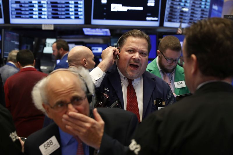 © Reuters. La Bourse de New York a ouvert en légère baisse vendredi. Dans les premiers échanges, l'indice Dow Jones perd 0,24%. /Photo d'archives/REUTERS/Lucas Jackson