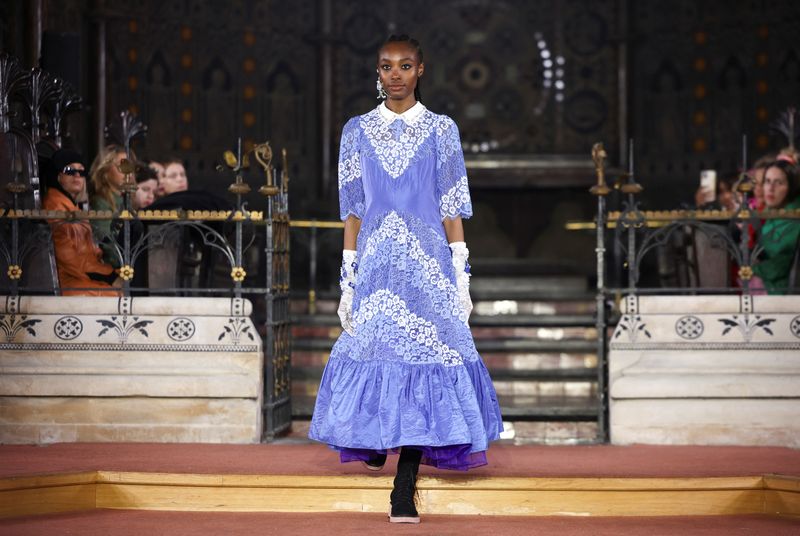 &copy; Reuters. Modelo desfila peça criada por Bora Aksu na Fashion Week de Londres
18/02/2022
REUTERS/Henry Nicholls