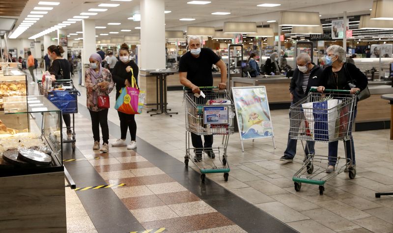 &copy; Reuters. Pessoas fazem compras em supermercado em Weil am Rhein, Alemanha
15/06/2020
REUTERS/Arnd Wiegmann