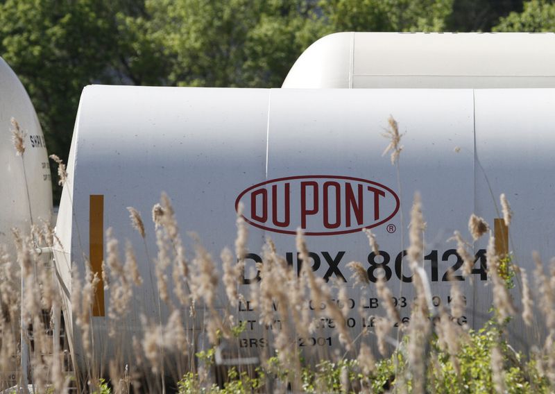 &copy; Reuters. Foto de archivo. El logo de Dupont en las instalaciones de la empresa de Edge Moor, cerca de  Wilmington, Delaware