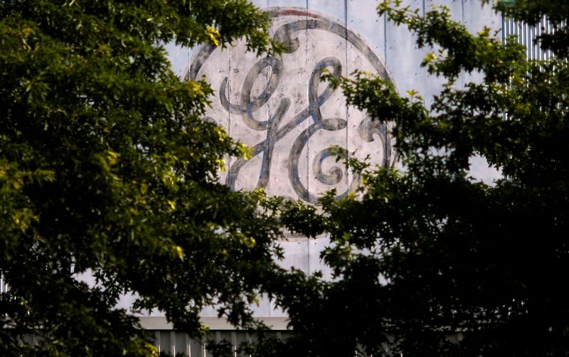 © Reuters. FILE PHOTO: A painted  logo sits over the entrance to a General Electric Co. facility in Medford, Massachusetts July 17, 2009.   REUTERS/Brian Snyder/File Photo