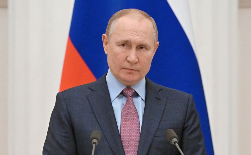&copy; Reuters. بوتين يتحدث خلال مؤتمر صحفي في موسكو يوم الجمعة. صورة من سبوتنيك.