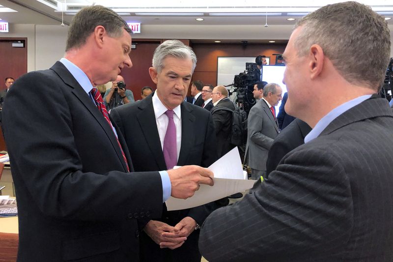 &copy; Reuters. O chair do Federal Reserve Jerome Powell (no centro) fala com o presidente do Fed de Chicago, Charles Evans (à esquerda) e o presidente do Fed de St. Louis, James Bullard, no Federal Reserve Bank de Chicago, em Chicago, Illinois, EUA, 4 de junho de 2019.