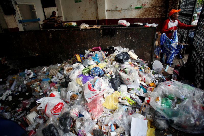 &copy; Reuters. FOTO DE ARCHIVO: Un hombre está parado frente a una pila de de basura de plástico en México, 2 de enero del 2020. Foto tomada el 2 de enero del 2020. REUTERS/Gustavo Graf/Foto de Archivo