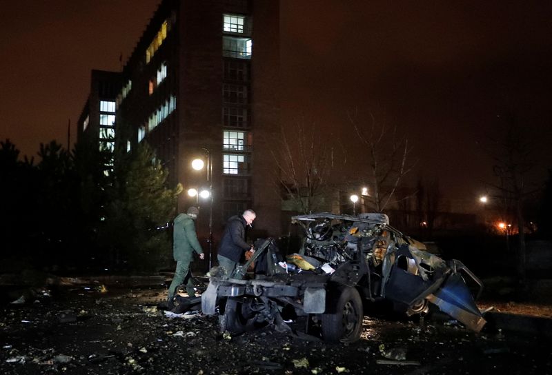© Reuters. A view shows a wreckage of a car that, according to the local authorities, was blown up near the government building, in the rebel-controlled city of Donetsk, Ukraine February 18, 2022. REUTERS/Alexander Ermochenko