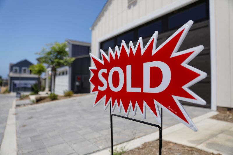 &copy; Reuters. Imagen de archivo de un cartel de &quot;vendido&quot; frente a una cada unifamiliar en Encinitas, California, EEUU.