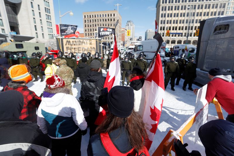 &copy; Reuters. Caminhoneiros e apoiadores continuam a protestar contra obrigatoriedade de vacina em Ottawa
18/02/2022
REUTERS/Lars Hagberg