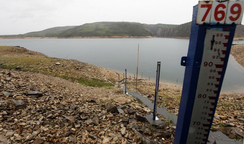 &copy; Reuters. Marcação de nível de reservatório na usina hidrelétrica de Furnas, em São José da Barra (MG) 
14/01/2013
REUTERS/Paulo Whitaker