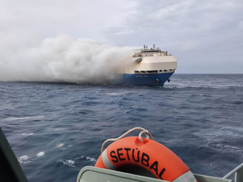 © Reuters. The ship, Felicity Ace, which was traveling from Emden, Germany, where Volkswagen has a factory, to Davisville, in the U.S. state of Rhode Island, burns more than 100 km from the Azores islands, Portugal, February 18, 2022. Portuguese Navy (Marinha Portuguesa)/Handout via REUTERS