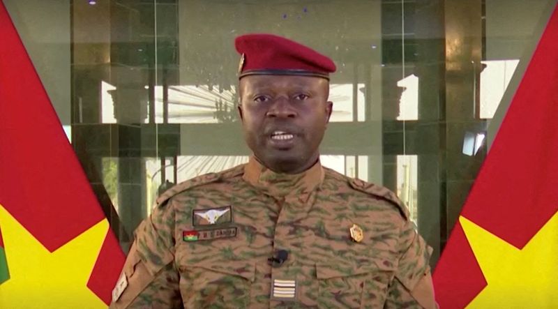 &copy; Reuters. بول هنري داميبا القائد العسكري في بوركينا فاسو يتحدث في واجادوجو يوم 27 يناير كانون الثاني 2022. صورة من تلفزيون رويترز. 
