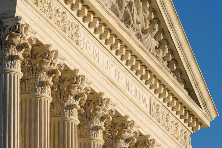 &copy; Reuters. The U.S. Supreme Court stands in Washington, U.S., February 6, 2022.      REUTERS/Joshua Roberts