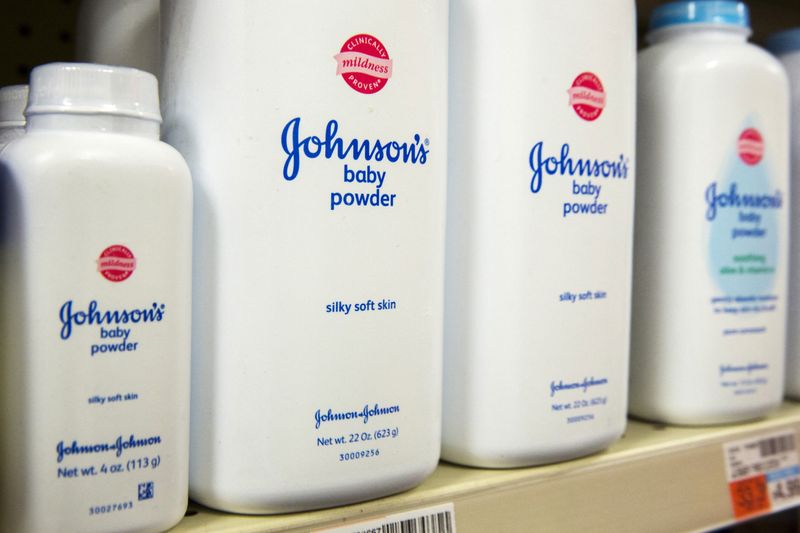 &copy; Reuters. FILE PHOTO: Bottles of Johnson & Johnson's baby powder line a drugstore shelf in New York October 15, 2015. REUTERS/Lucas Jackson