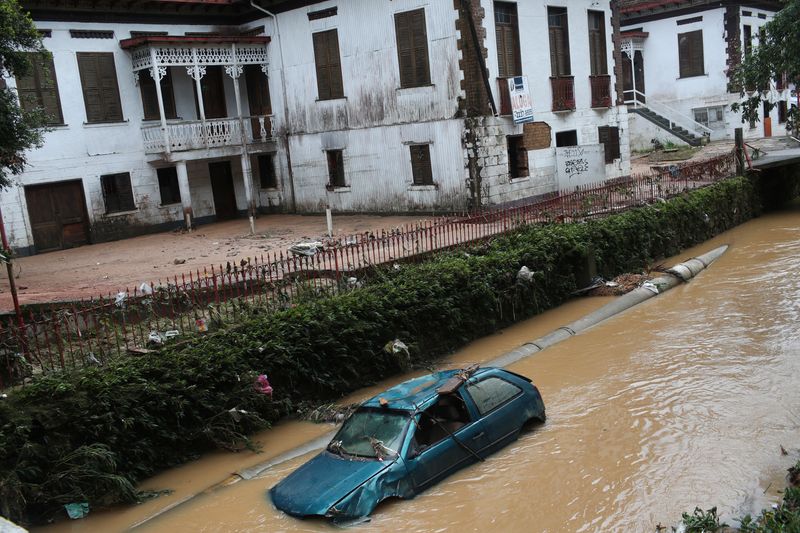 &copy; Reuters. Carro preso em enchente em Petrópolis, RJ
16/02/2022
REUTERS/Ricardo Moraes