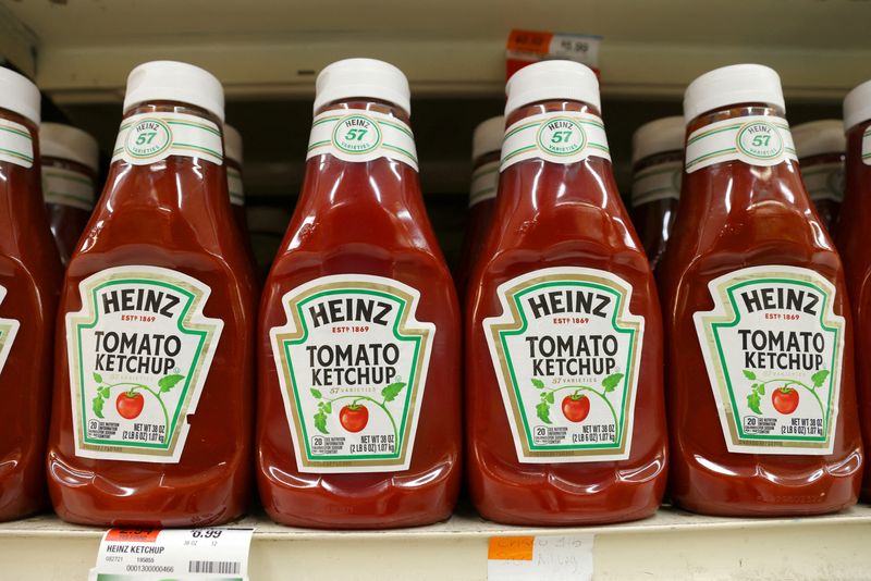 &copy; Reuters. FILE PHOTO: Bottles of Heinz Tomato Ketchup, a brand owned by The Kraft Heinz Company, are seen in a store in Manhattan, New York, U.S., November 11, 2021. REUTERS/Andrew Kelly