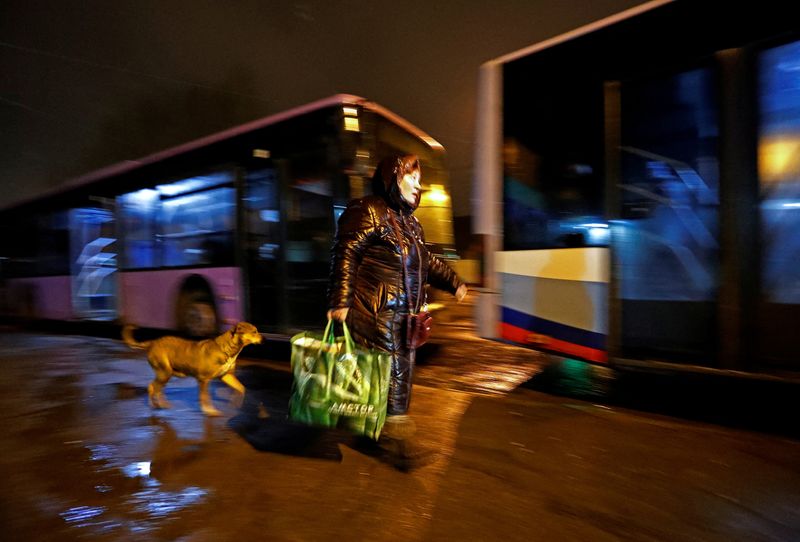 &copy; Reuters. A woman walks to board a bus arranged to evacuate local residents, in the rebel-controlled city of Donetsk, Ukraine February 18, 2022. REUTERS/Alexander Ermochenko     TPX IMAGES OF THE DAY - RC2GMS9Q9BEX