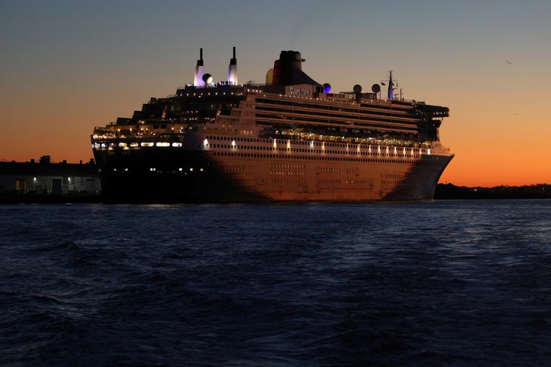 &copy; Reuters. FILE PHOTO: The Queen Mary 2 cruise ship by Cunard Line, owned by Carnival Corporation & plc. is seen docked at Brooklyn Cruise Terminal as the Omicron coronavirus variant continues to spread in Brooklyn, New York City, U.S., December 20, 2021. REUTERS/An