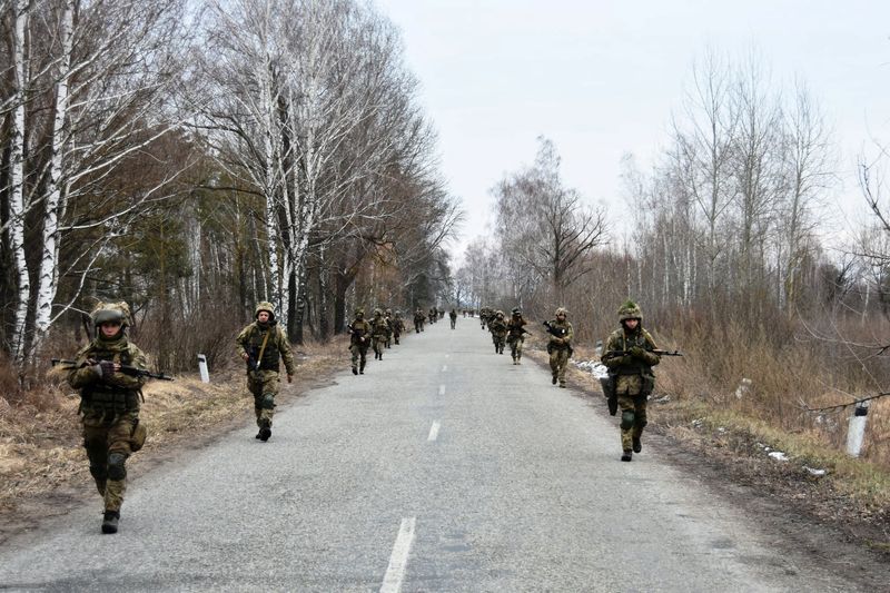 &copy; Reuters. جنود أوكرانيون خلال تدريبات في مكان غير معلوم في اوكرانيا يوم الجمعة. صورة لرويترز من القوة الهجومية الجوية الأوكرانية. 