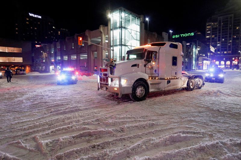 &copy; Reuters. شاحنة يقودها محتج في منطقة وسط المدينة حيث يواصل سائقو الشاحنات وأنصارها الاحتجاج على تفويضات لقاح فيروس كورونا في أوتاوا في كندا يوم الجمع