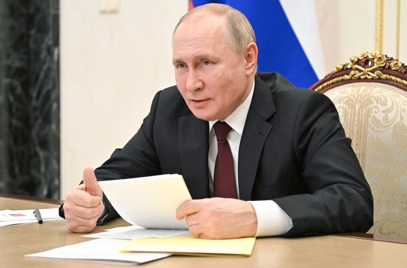 &copy; Reuters. الرئيس الروسي فلاديمير بوتين خلال اجتماع في موسكو يوم 17 فبراير شباط 2022. صورة لرويترز من الكرملين.
