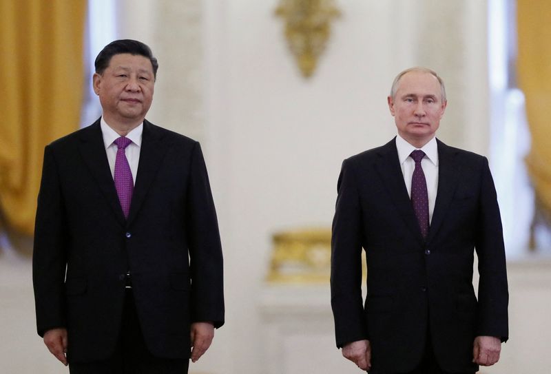 &copy; Reuters. الرئيس الروسي فلاديمير بوتين ونظيره الصيني شي جين بينغ في موسكو في صورة من أرشيف رويترز. 