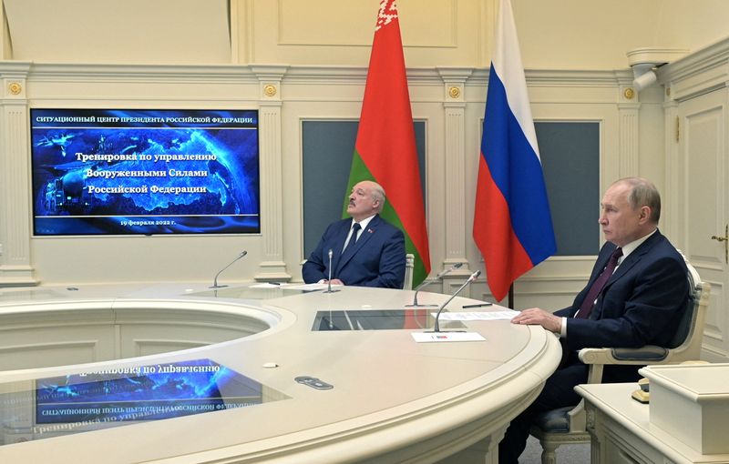 &copy; Reuters. El presidente ruso Vladimir Putin y el presidente bielorruso Alexander Lukashenko observan un ejercicio de fuerzas disuasivas en Moscú, Rusia, 19 de febrero del 2022. Sputnik/Aleksey Nikolskyi/Kremlin via REUTERS 