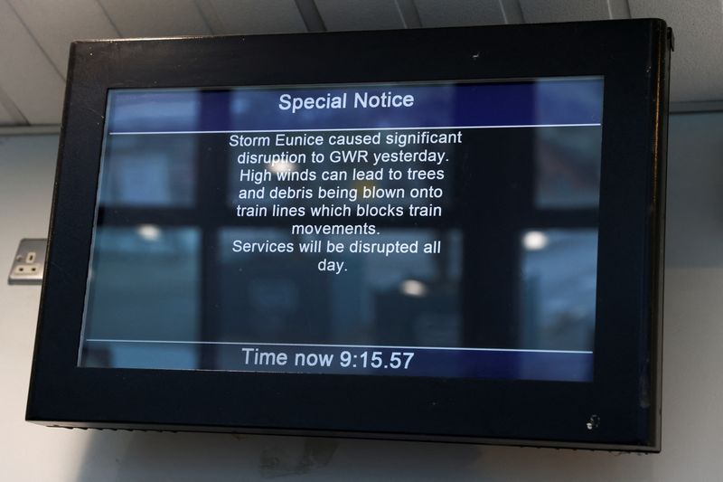 &copy; Reuters. إعلان يحذر من تعطل شبكة القطارات بعد العاصمة يونيس في سانت أوستيل بكورنوول في بريطانيا يوم السبت. تصوير: توم نيكلسون - رويترز.