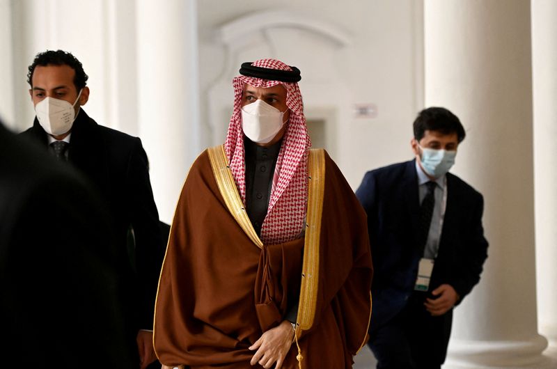 &copy; Reuters. الأمير فيصل بن فرحان وزير الخارجية السعودي يصل لحضور اجتماع لوزراء الخارجية خلال مؤتمر ميونيخ للأمن في ميونيخ بألمانيا يوم السبت. صورة لروي