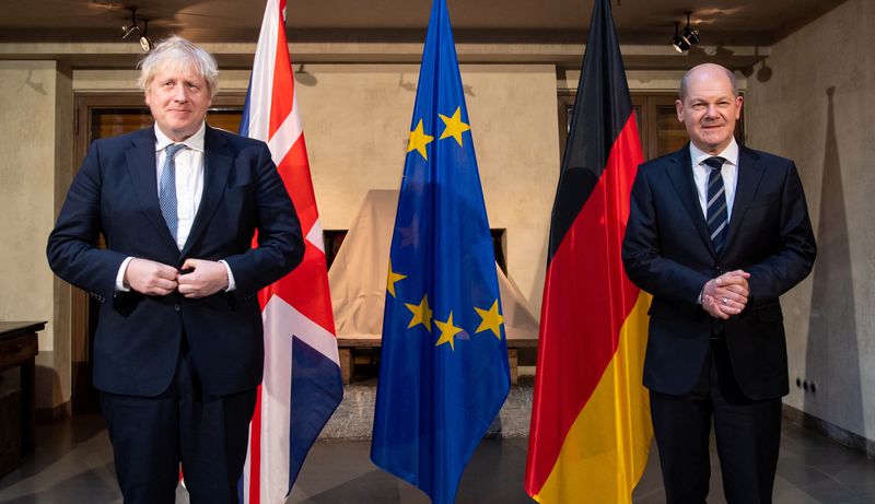 &copy; Reuters. رئيس الوزراء البريطاني بوريس جونسون والمستشار الألماني أولاف شولتس في صورة قبل اجتماع بينهما خلال مؤتمر ميونيخ للأمن في ميونيخ بألمانيا يو