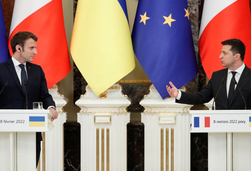&copy; Reuters. الرئيس الأوكراني فولوديمير زيلينسكي والفرنسي إيمانويل ماكرون يحضران مؤتمرا صحفيا في كييف عاصمة أوكرانيا يوم 8 فبراير شباط 2022. تصوير: جليب ج