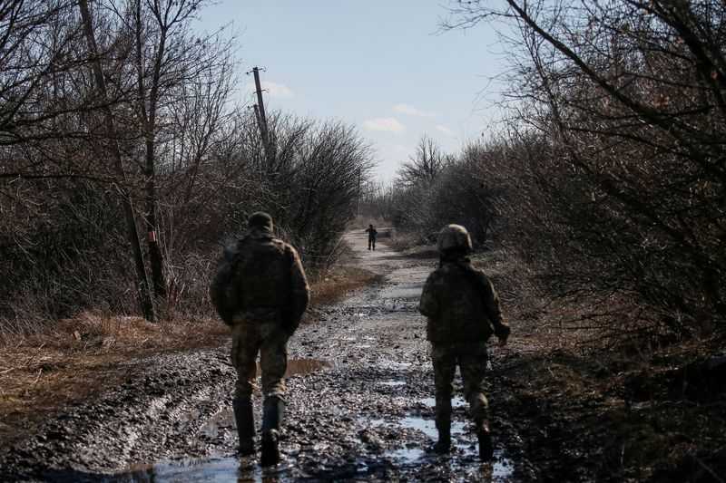 &copy; Reuters. أفراد من الجيش الأوكراني على الجبهة بالقرب من قرية في منطقة دونيتسك بشرق أوكرانيا يوم السبت. تصوير: جليب جرينتش - رويترز.