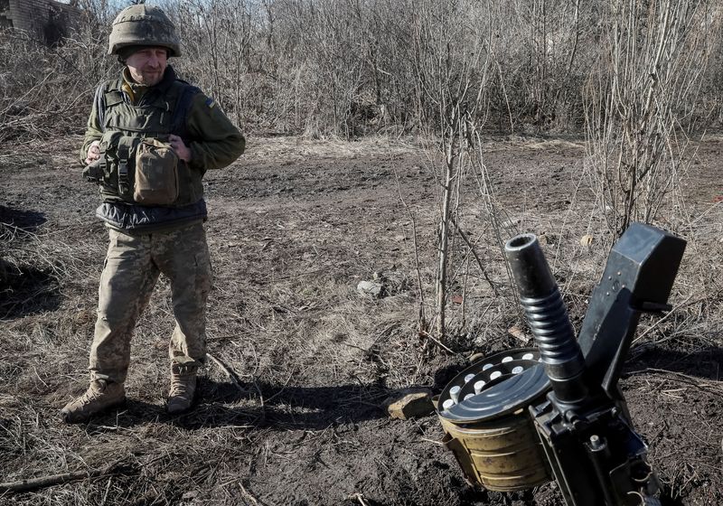 &copy; Reuters. جندي أوكراني بجوار مدفع على الجبهة بالقرب من قرية في منطقة دونيتسك بشرق أوكرانيا يوم السبت. تصوير: جليب جرينتش - رويترز.