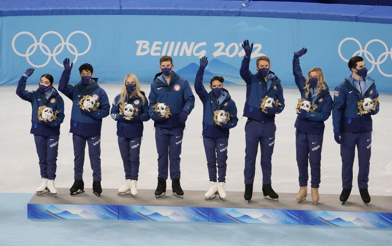 &copy; Reuters. 　北京冬季五輪のフィギュアスケート団体で２位に入った米国代表選手たち（写真）がメダル授与式の延期を不服とし、スポーツ仲裁裁判所（ＣＡＳ）に提訴したが、ＣＡＳは１９日、これ