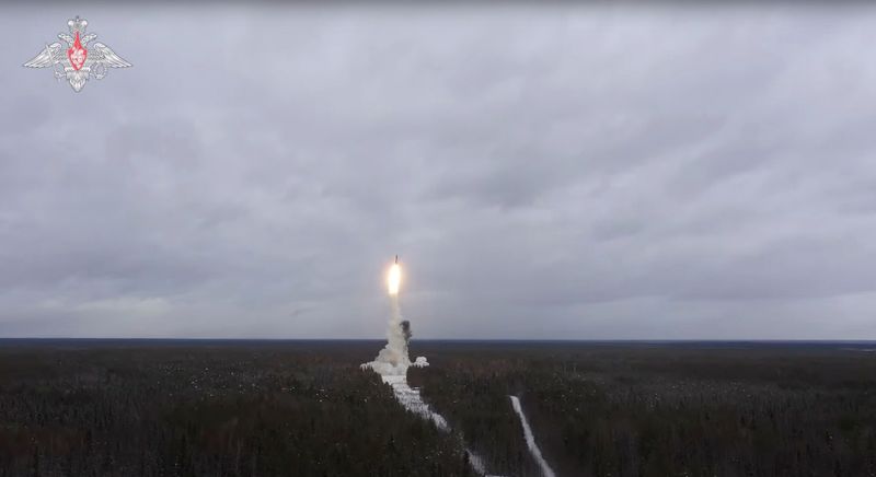 © Reuters. A Russian Yars intercontinental ballistic missile is launched during the exercises by nuclear forces in an unknown location in Russia, in this still image taken from video released February 19, 2022.  Russian Defence Ministry/Handout via REUTERS 