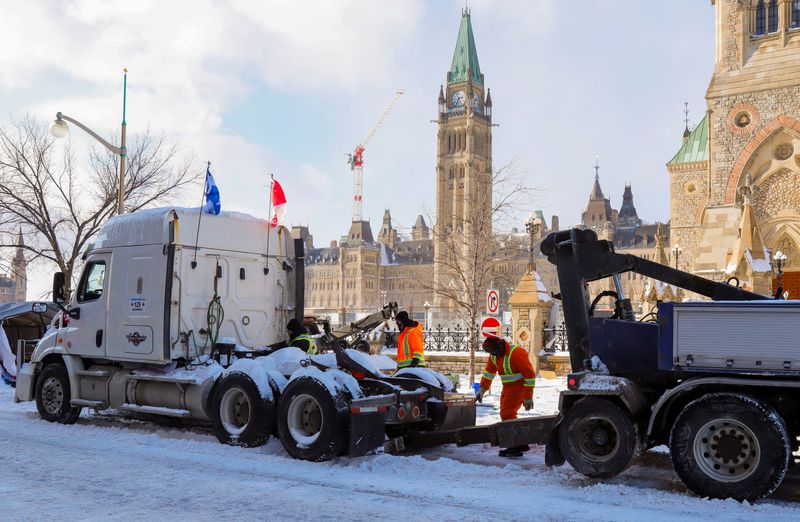 &copy; Reuters. شاحنة يتم سحبها أمام البرلمان فيما تعمل الشرطة الكندية على عودة الأمور إلى طبيعتها في أوتاوا يوم السبت. تصوير: باتريك دويل - رويترز