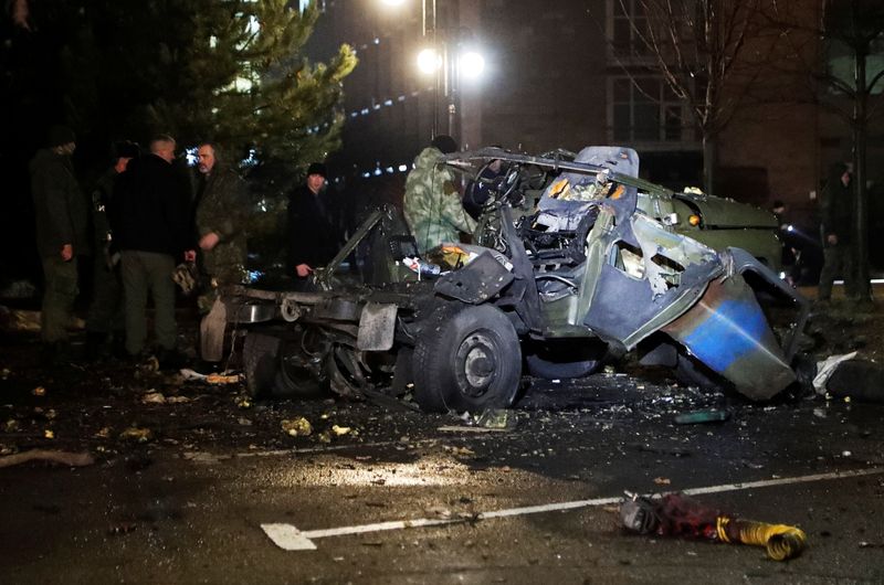 &copy; Reuters. حطام سيارة قالت السلطات المحلية إنه تم تفجيرها بالقرب من مبنى حكومي في دونيتسك يوم 18 فبراير شباط 2022. تصوير: ألكسندر إيرموتشينكو - رويترز