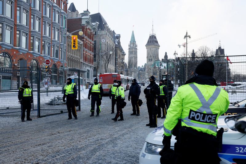 &copy; Reuters. Canadian police officers stand guard as they work to restore normality to the capital while trucks and demonstrators continue to occupy the downtown core for more than three weeks to protest against pandemic restrictions in Ottawa, Ontario, Canada, Februa