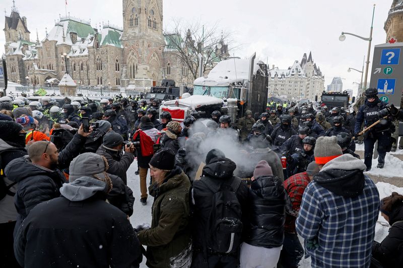 &copy; Reuters. Canadian police officers face off with protestors on Parliament Hill, as they work to restore normality to the capital while trucks and demonstrators continue to occupy the downtown core for more than three weeks to protest against pandemic restrictions i
