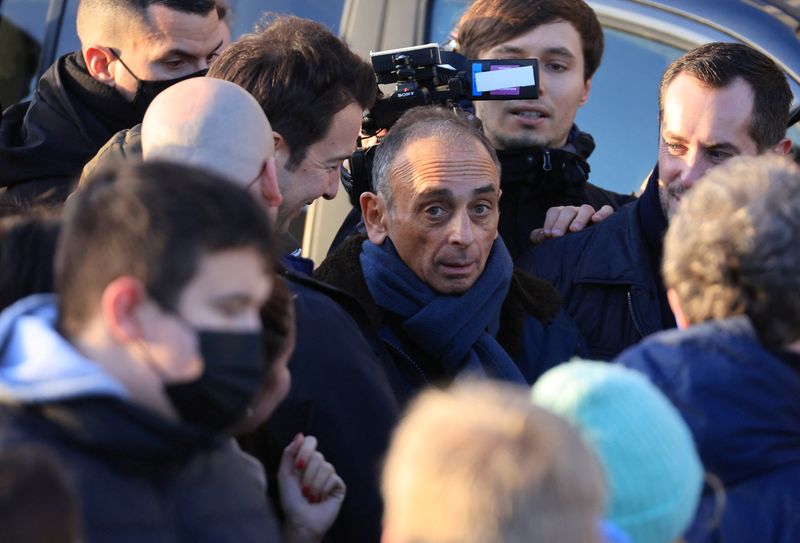 &copy; Reuters. Eric Zemmour, candidat de "Reconquête" à l'élection présidentielle, a affirmé dimanche ne pas être assuré d'obtenir les 500 parrainages nécessaires pour concourir au premier tour le 10 avril. /Photo prise le 19 février 2022/REUTERS/Pascal Rossign