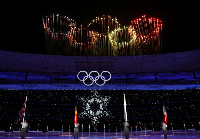 © Reuters. 2022 Beijing Olympics - Closing Ceremony - National Stadium, Beijing, China - February 20, 2022. Fireworks explode above the stadium as national flags, a snowflake and the Olympic rings are seen during the closing ceremony. REUTERS/Phil Noble    