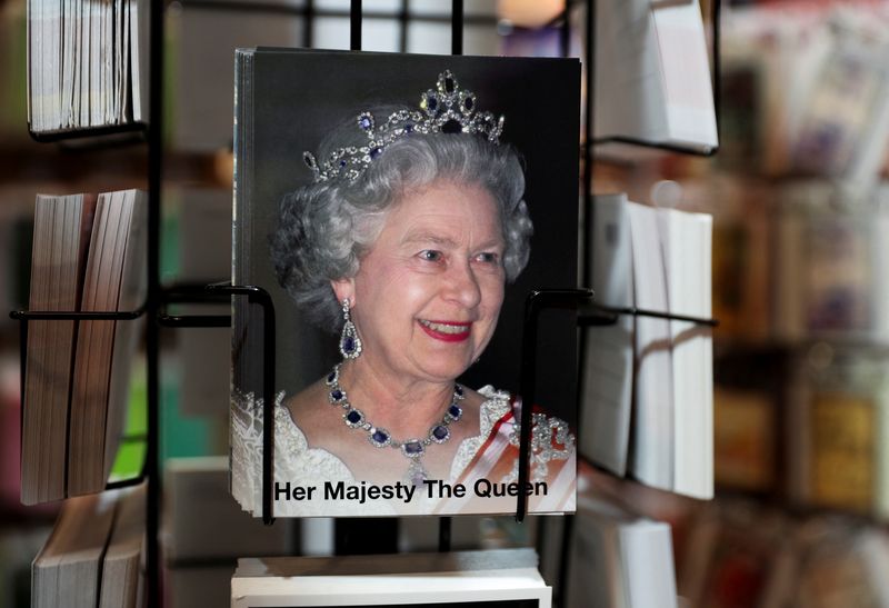 &copy; Reuters. Souvenirs depicting Britain's Queen Elizabeth are seen at a shop after it was announced that she tested positive for the coronavirus disease (COVID-19), in London, Britain February 20, 2022. REUTERS/May James