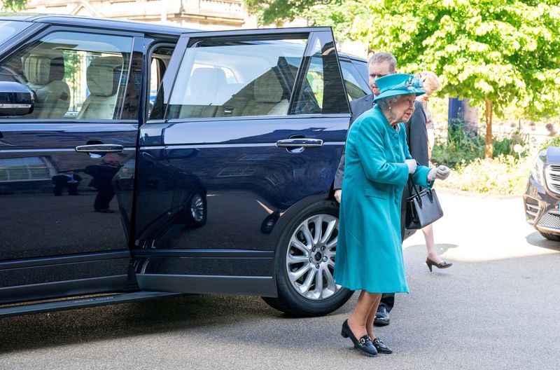 © Reuters. FILE PHOTO: Britain's Queen Elizabeth leaves a hybrid-electric Range Rover as she arrives for a visit at the Edinburgh Climate Change Institute at the University of Edinburgh, as part of her traditional trip to Scotland for Holyrood Week, in Edinburgh, Scotland, Britain July 1, 2021. Jane Barlow/Pool via REUTERS/File Photo