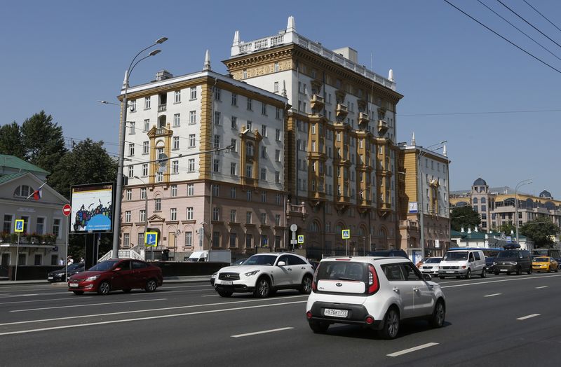 © Reuters. FILE PHOTO: Vehicles drive past the embassy of the U.S. in Moscow, Russia August 21, 2017. REUTERS/Grigory Dukor