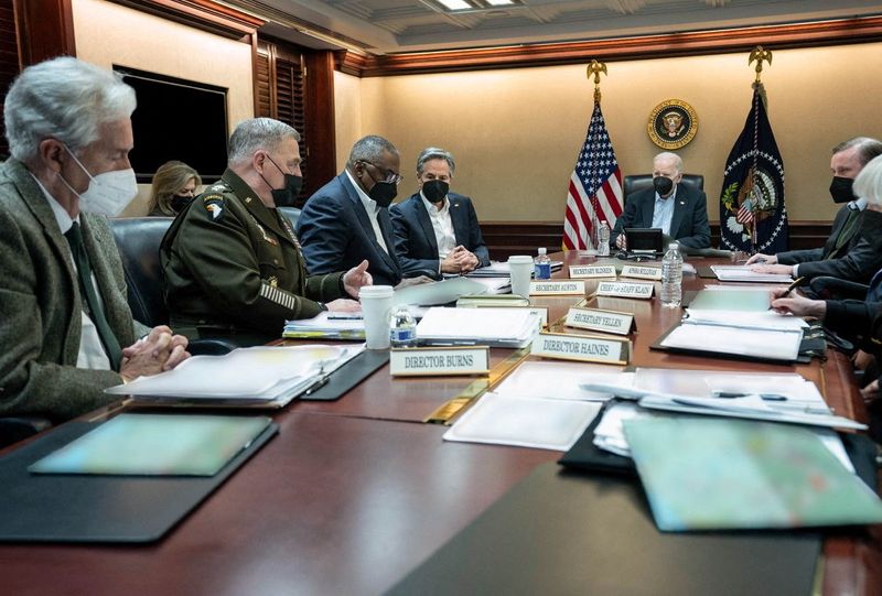 © Reuters. الرئيس الأمريكي جو بايدن خلال اجتماع لمجلس الأمن القومي في واشنطن يوم الأحد.صورة لرويترز من البيت الأبيض.